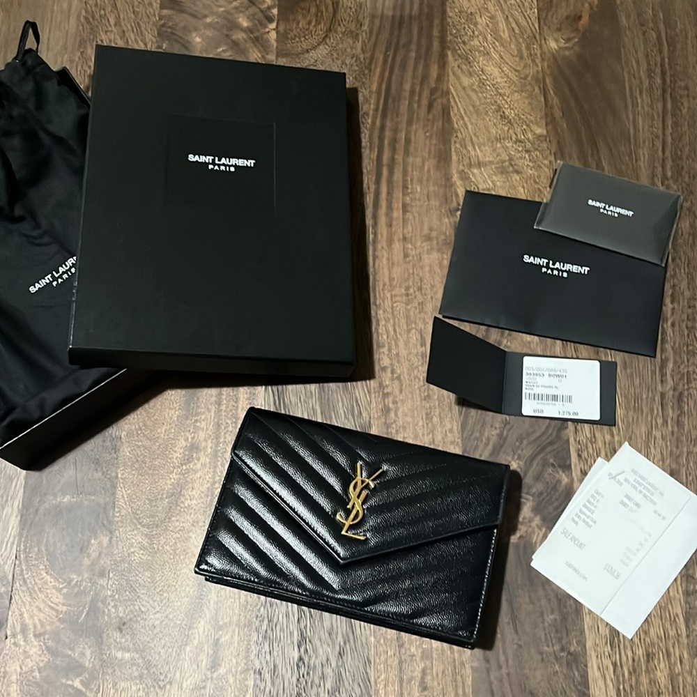 CASSANDRE ENVELOPE CHAIN WALLET IN GRAIN DE POUDRE LEATHER